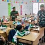 Babinsa Dampingi Pembagian Makan Bergizi Gratis kepada Ribuan Siswa di Medan Timur