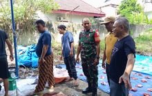 Babinsa Koramil 0201-01/MP Serda Chalidin Melaksanakan monitoring Penyembelihan hewan Kurban di wilayah binaan