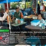 DUDUK DI WARUNG KOPI BABINSA BERSAMA BHABINKAMTIBMAS BAHAS KAMTIBMAS DI WILAYAH BINAAN