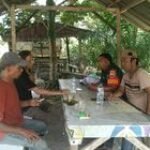 BABINSA KORAMIL 0201-14/PB MANFAATKAN WAKTU KOMSOS DENGAN WARGA DI DESA BINAAN