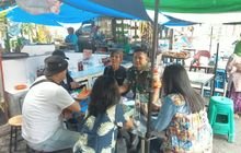 DUDUK DI WARUNG BABINSA PERERAT SILATURAHMI DENGAN MASYARAKAT DI WILAYAH BINAAN