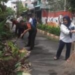 Jaga Kebersihan Lingkungan Sinergitas Babinsa Bersama Aparat Kelurahan Lakukan Pembersihan