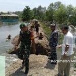 Wujud Kepedulian Terhadap Warga, Babinsa Serka Subagiyo Monitoring Tanggul Jebol Akibat Pasang Air Laut