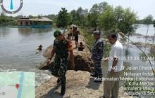 Wujud Kepedulian Terhadap Warga, Babinsa Serka Subagiyo Monitoring Tanggul Jebol Akibat Pasang Air Laut