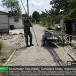 Sambut HUT RI Ke -80, Babinsa dan Masyarakat Gotong Royong , mempersiapkan tiang Bendera