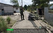 Sambut HUT RI Ke -80, Babinsa dan Masyarakat Gotong Royong , mempersiapkan tiang Bendera