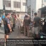 Jelang Peringatan HUT RI, Babinsa Bersama Warga, Cat Gapura dan Bersih Lingkungan