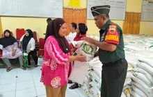 BABINSA KORAMIL 0201-03/MD SERDA AHMAD SUYADI MELAKSANAKAN PENDAMPINGAN PENDISTRIBUSIAN BANTUAN PANGAN MASYARAKAT DARI PEMERINTAH DIWILAYAH BINAAN