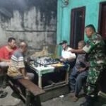 TIDAK MELIHAT WAKTU,SAMBIL MONITOR WILAYAH BATITUUD KORAMIL 0201-06/MS TETAP MELAKUKAN KOMSOS DENGAN WARGA BINAAN DI WARUNG KOPI PAK KEMAN