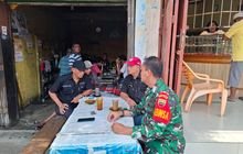 MENJALANI HUBUNGAN BAIK, BABINSA MELAKSANAKAN KOMSOS DENGAN WARGANYA.