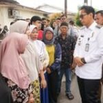 Ungkap Rasa Keprihatinan Yang Mendalam, Rico Waas Berikan Bantuan Kepada Korban Kebakaran di Jalan Tuba II