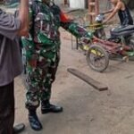 Babinsa Menghimbau Masyarakat Agar Tidak Menjarah Barang-Barang di Pabrik