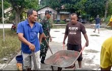 Babinsa, Warga, dan Perangkat Desa Kompak Perbaiki Lapangan Bulutangkis: Semangat Gotong Royong Hidup Lagi di Sialang Muda