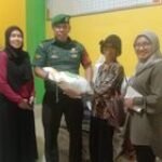 Babinsa Memonitor Penyaluran Beras Bantuan Pangan untuk Warga Glugur Darat I di Kantor Lurah Glugur Darat II