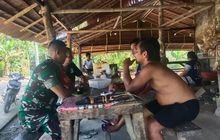 Babinsa komsos Untuk Jalin Silaturahmi Bersama Warga Binaan di warung kopi