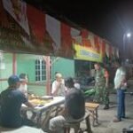 TIDAK MELIHAT WAKTU BABINSA SAMBANGI WARGA DIPOSKAMLING DAN JALIN SILATURAHMI SERTA TINGKATKAN KEAMANAN WILAYAH