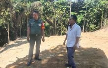 Babinsa komsos dengan perangkat desa pantau wilayah binaan