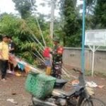 Semarakkan HUT RI Ke-80, Babinsa Koramil 0201-14/PB Dan Perangkat Desa Pasang Bendera Merah Putih dan Umbul-Umbul Di Kantor Desa Uruk Gedang