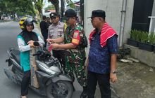 JELANG HUT RI BABINSA BERSAMA BHABINKAMTIBMAS DAN PIHAK KELURAHAN BAGIKAN BENDERA GRATIS