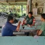 Bangun Komunikasi, Babinsa Koramil 0201-14/PB Komsos Bersama Warga