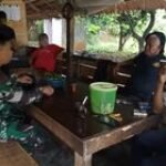 BANGKITKAN RASA PATRIOTISME BABINSA HIMBAU WARGA YANG BELUM PASANG BENDERA MERAH PUTIH