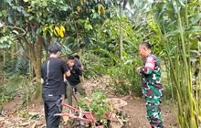 BABINSA KORAMIL 14 / PB MELAKSANAKAN GOTONG ROYONG BERSAMA MAHASISWA - MAHASISWI KKN UNIMED DI JALAN KANTOR DESA