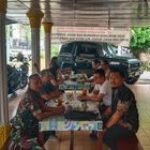 JALIN SILATURAHMI BABINSA KOMSOS DENGAN, BERSAMA PERANGKAT KELURAHAN BABINSA BERSILATURAHMI DI WARUNGKOPI BUK DEA
