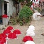 Jelang Peringatan HUT RI, Babinsa Bersama Warga Gotong Royong, Cat Tiang Bendera.