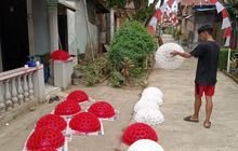 Jelang Peringatan HUT RI, Babinsa Bersama Warga Gotong Royong, Cat Tiang Bendera.