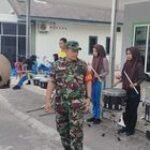 BABINSA KORAMIL 0201-12/HP SRK INDRA S MEMBERIKAN ARAHAN PADA SISWA LATIHAN MARCHING BAND JELANG HUT RI