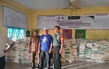 Babinsa Monitoring Penyaluran Bantuan Beras Hari Ke-3 di Kantor Lurah Mabar Hilir