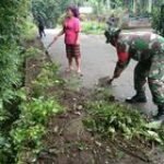 Jelang 17 Agustus Babinsa Ajak Warga Gotong Royong Bersama Warga Binaan