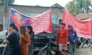 Ratusan Warga Rugemuk Desak Polres Deliserdang Tangkap Kepala Desa Diduga Korupsi Rp. 1,7 Miliar