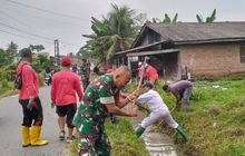 Babinsa Desa Bulu Cina Ajak Warga Gotong Royong Bersihkan Parit untuk Ciptakan Lingkungan Sehat