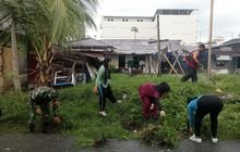 Babinsa Glugur Darat II Gelar Gotong Royong Bersama Perangkat Kelurahan dan Warga