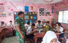 Babinsa Pancur Batu Dampingi Pendistribusian Makanan Sehat Bergizi di Sekolah