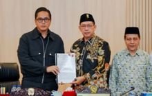 Paripurna DPRD Medan, Walikota Rico Waas Dengarkan Pemandangan Umum Fraksi-fraksi Atas Ranperda Perubahan APBD Secara Daring