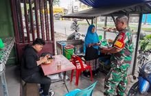 KOMSOS DENGAN WARGA BINAAN BABINSA MENGHIMBAU SELALU MENJAGA KEBERSIHAN RUMAH DAN LINGKUNGAN