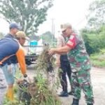 Peduli Lingkungan, Babinsa Koramil 0201-15 Delitua Bersama Warga Bersihkan Tumpukan Sampah