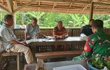 Babinsa Pelda Suswanto Jalin Komsos dengan Tokoh Masyarakat Desa Suka Mulia Hulu