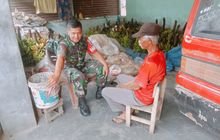 Perkuat Silaturahmi, Babinsa Sambangi Rumah Tokoh Adat Desa Batu Rejo