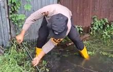 Personel Ditsamapta Polda Sumut Sigap Bantu Warga di Tengah Banjir Jalan SM Raja – Amplas Medan