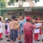 TUMBUHKAN KEKOMPAKAN DAN DISIPLIN, BABINSA KORAMIL 04/MK SERDA TC.SITOMPUL AJARKAN PERATURAN BARIS BERBARIS DAN WAWASAN KEBANGSAAN DI SEKOLAH SD SWAST