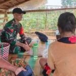 Tidak Memandang Tempat, Babinsa Komsos Dengan Petani Ubi Kayu di Wilayah Binaan