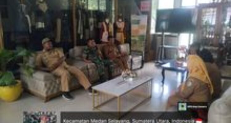 Babinsa Koramil 0201-07/MT jalin silaturahmi dengan pihak sekolah dan kepling di SMK Negeri 8 Medan