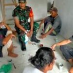 Babinsa Sertu Winarto jalin silaturahmi dengan warga melalui kegiatan Komsos di Desa Tandam Hilir I
