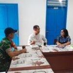 Babinsa Koramil 14/PB Komsos Dengan Kepala Sekolah & Guru Di desa Binaan