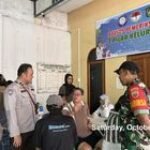 Babinsa Kelurahan Masjid dan Bhabinkamtibmas monitoring kegiatan bakti sosial di Musholah Ar-Rahman