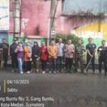 Babinsa Kelurahan Gang Buntu Ajak Warga Gotong Royong di Jalan Sambu Barat