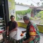 Babinsa Sertu Bambang Tatuka Jalin Komsos dengan Warga di Warung Kopi Desa Gunung Berita